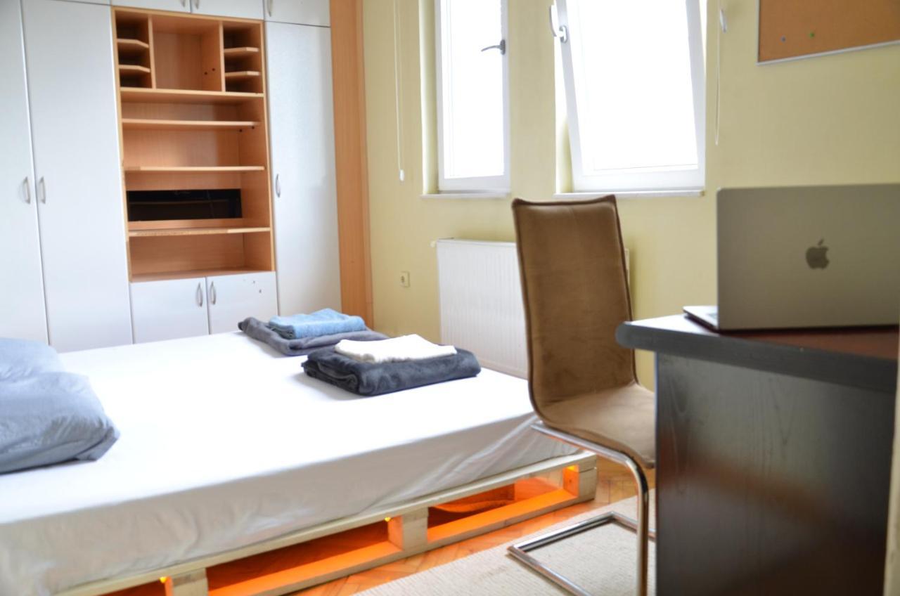 Center House Hostel Pristina Esterno foto